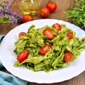 MAKARON Z PESTO I ŁOSOSIEM