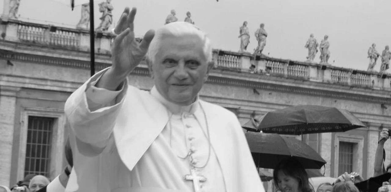 Świat żegna byłego papieża! Benedykt XVI miał 95 lat.
