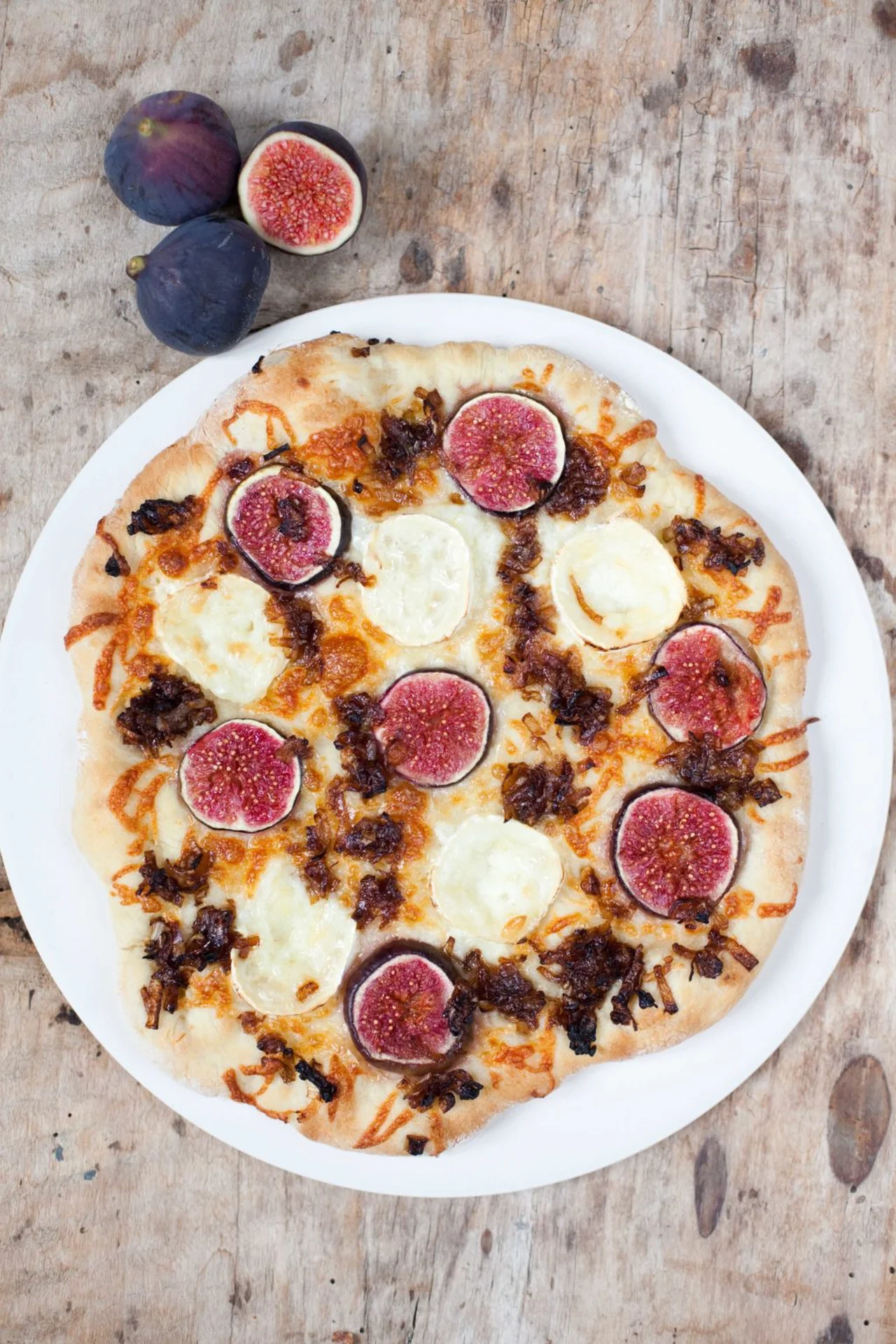 Jesienna pizza z figami i serem kozim