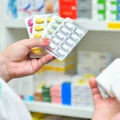 Czy antybiotyk zabija też dobre bakterie w jelitach? Jak działają te leki i kiedy je stosować?