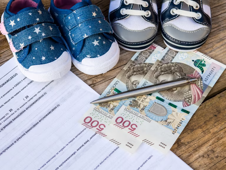 800 plus - Ci rodzice muszą złożyć dwa wnioski! Błąd może przysporzyć problemów