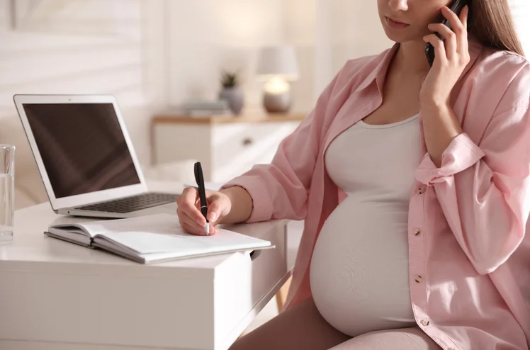 Zdjęcie Czy na umowie zlecenie przysługuje nam urlop macierzyński? #1