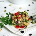 Sałatka z kaszą quinoa, pistacjami i ciecierzycą.