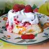 Tarta białkowa na bezach z malinami