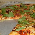 Pizza z mozzarellą, suszonymi pomidorami i rukolą