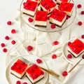 Sernik na zimno na spodzie brownie z galaretką i malinami