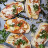 Bruschetta z pomidorami, serem cheddar i jarmużem