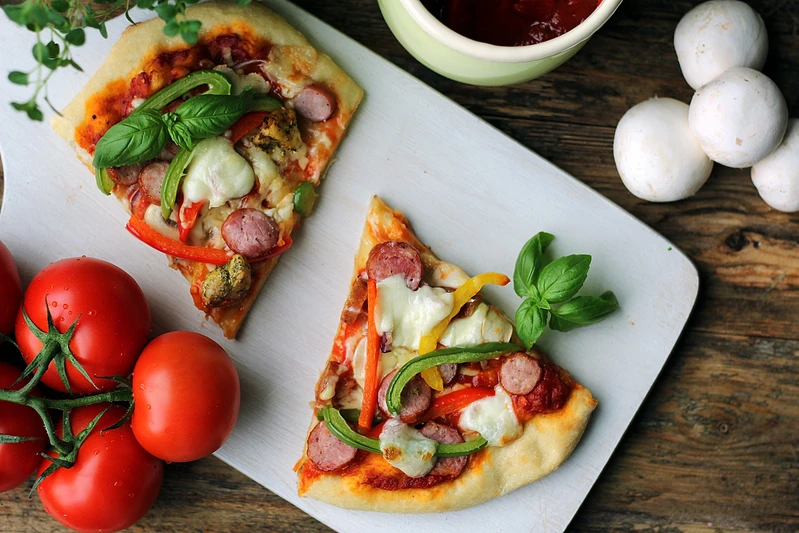 Nocna pizza domowa na cienkim spodzie