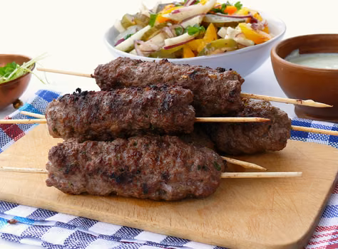 Aromatyczne szaszłyki z mielonego mięsa wołowego a’la kofta