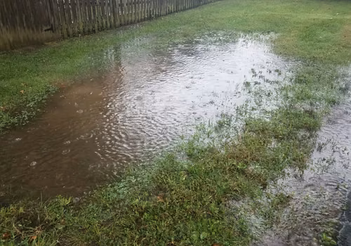 Woda stoi na trawniku po ulewie? Tego błędu nie popełniaj