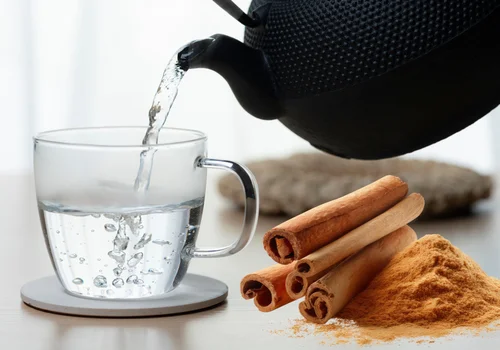Włóż laseczkę cynamonu do kubka z gorącą wodą – zapach działa jak naturalny antydepresant!