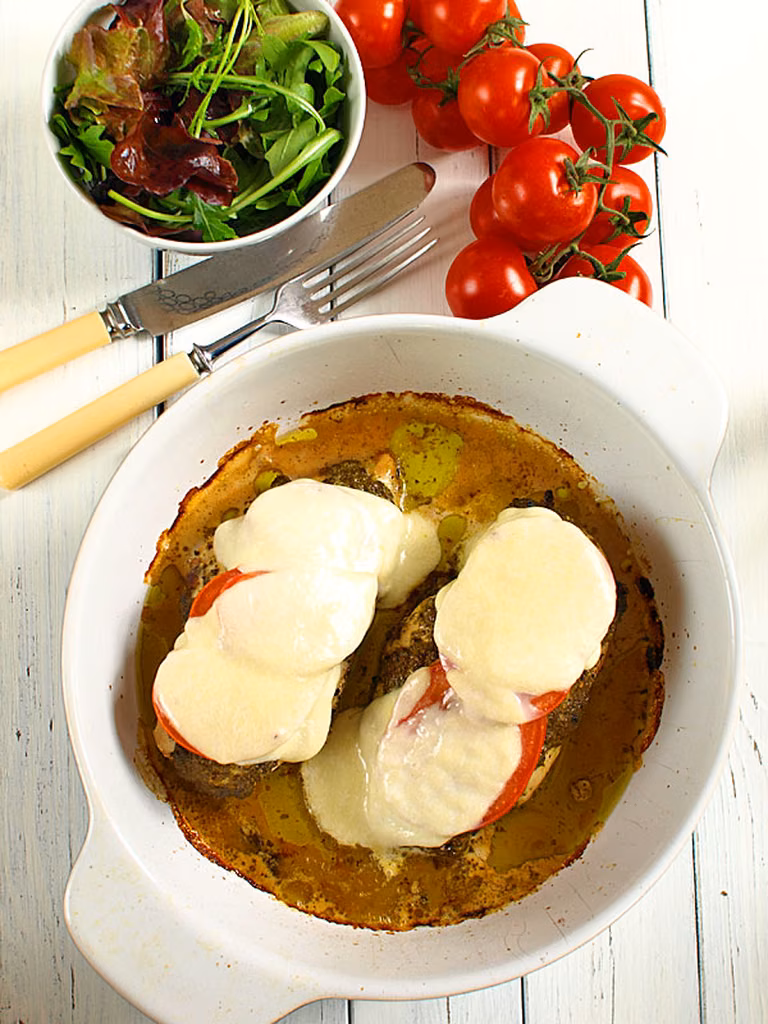 Pieczone piersi kurczaka z pesto, pomidorami i mozarellą