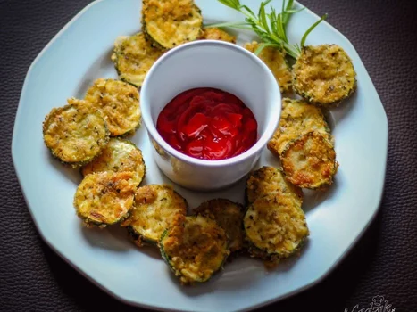 Cukiniowe chipsy w ziołowo-serowej panierce