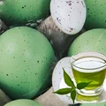 Masz zieloną herbatę? Namocz w niej jajka, a uzyskasz niezwykły oliwkowy odcień pisanek