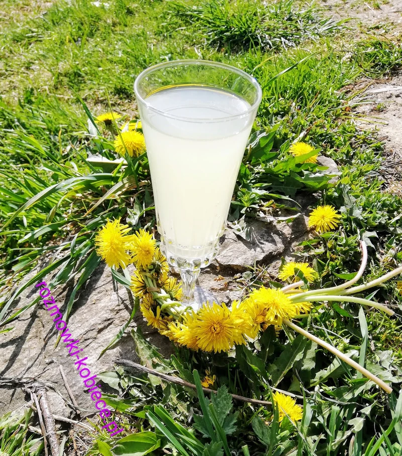 Białe wino kwiatowe