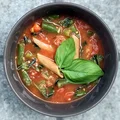 Makaron z cukinią, pomidorem i fasolką – idealne danie na upały