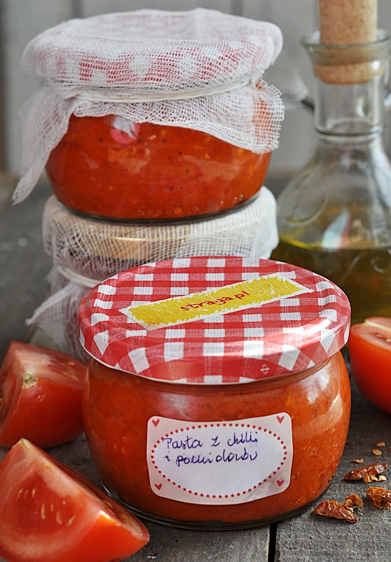 Pikantna pasta chili z pomidorami i oliwą