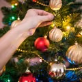 Kiedy powinno się ubrać choinkę? Odpowiedź może cię zaskoczyć!