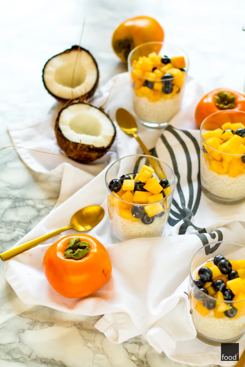 Pudding kokosowy z tapioki z kaki i borówkami
