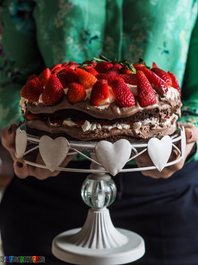 Tort z nutellą i truskawkami