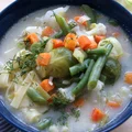 Szybka zupa jarzynowa z mrożonymi warzywami i makaronem