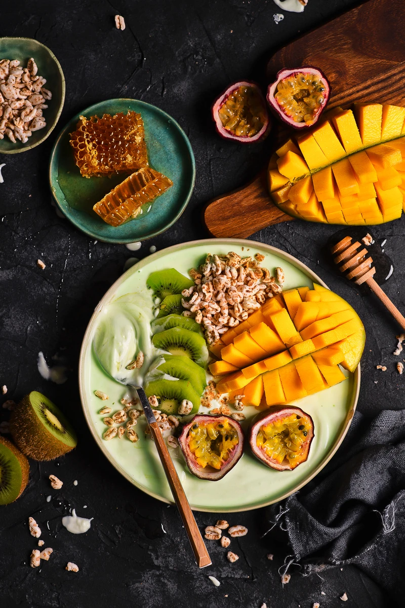 Smoothie bowl z herbatą matcha i egzotycznymi owocami