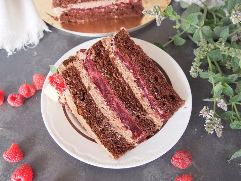 Tort czekoladowy z malinami