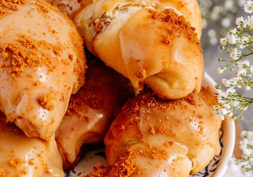 Drożdżowe rogaliki Biscoff