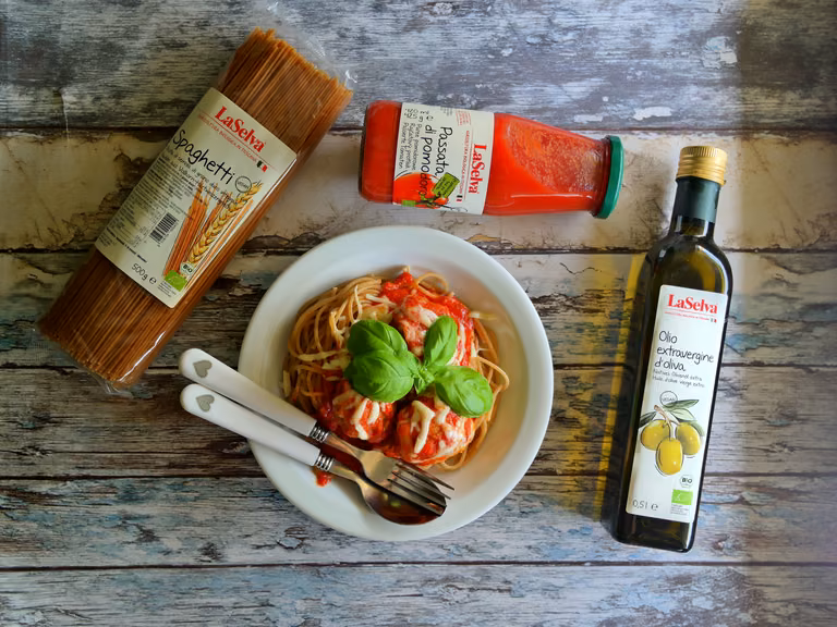 SPAGHETTI Z SOSEM POMIDOROWYM I MIĘSNO WARZYWNYMI KULKAMI