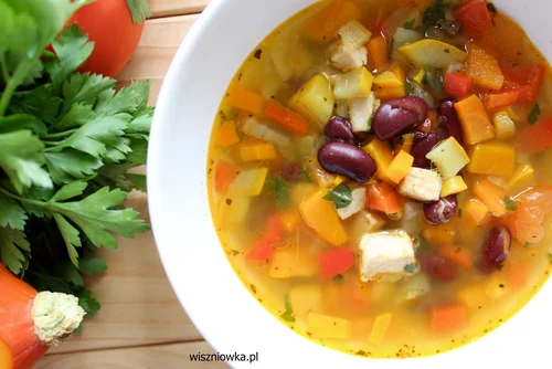 Włoska zupa Minestrone z dodatkiem pieczonego schabu