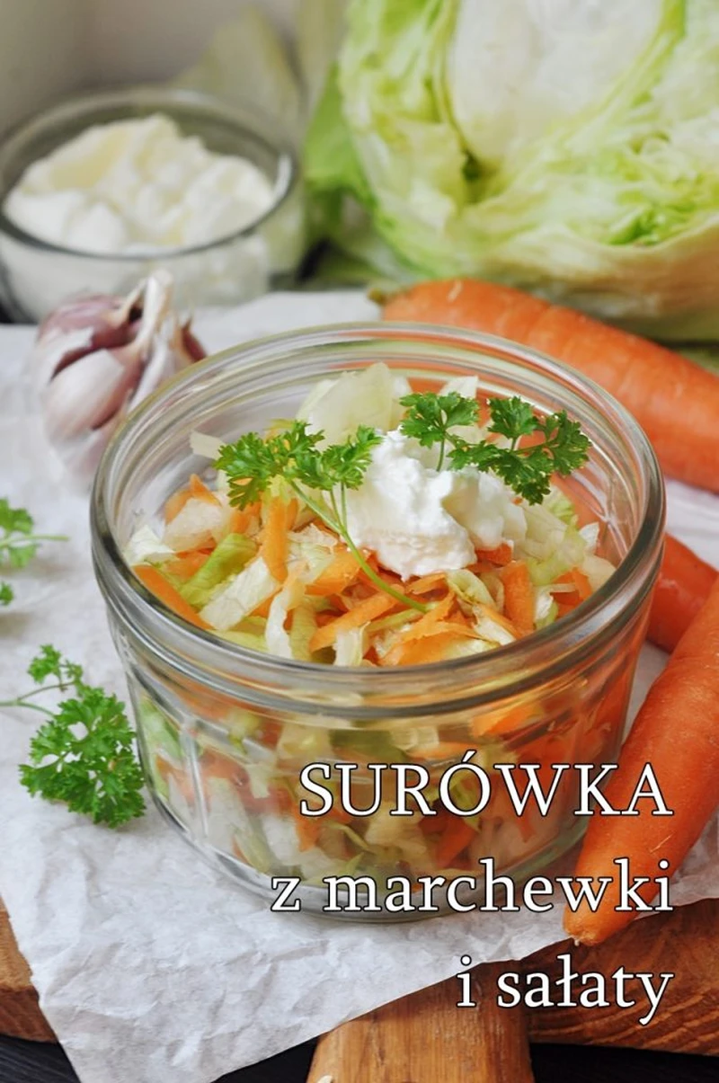 Dietetyczna surówka z marchewki i sałaty lodowej