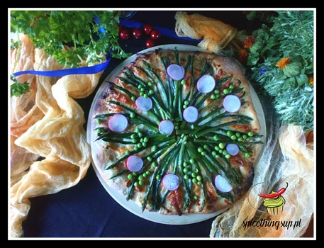 Pizza z białym sosem i szparagami