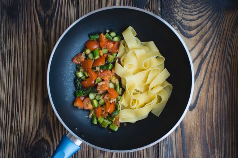 TAGLIATELLE Z POMIDORKAMI I SZPARAGAMI