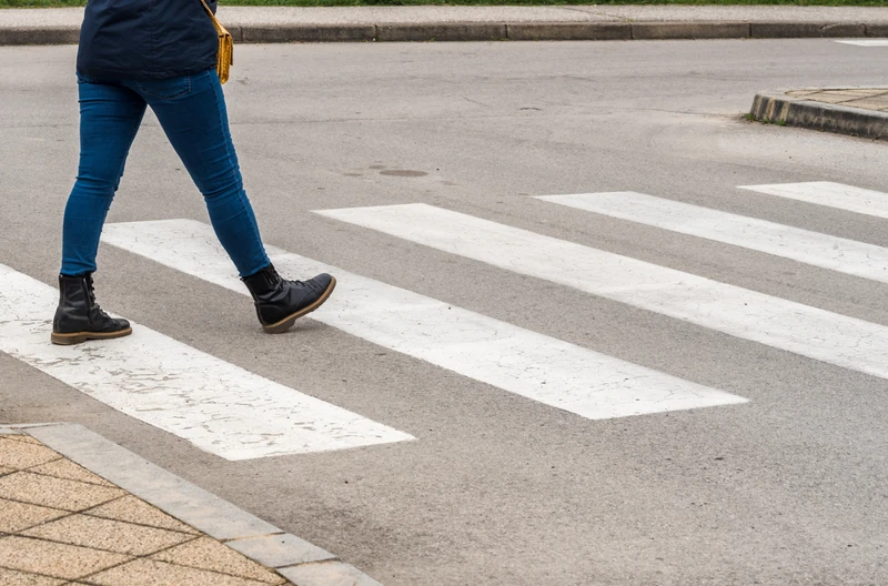 Myślisz, że jako pieszy zawsze masz rację? Sprawdź, kiedy to przechodzień może zapłacić za naprawę samochodu!