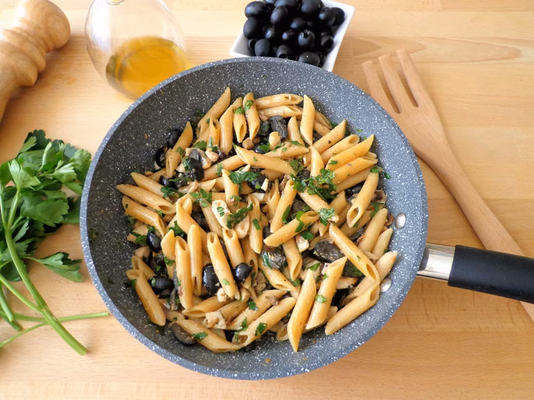 Makaron penne z makrelą, oliwkami, anchois i kaparami