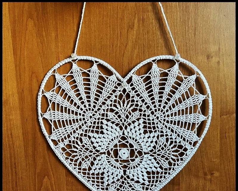 Szydełkowe serce w obręczy 32 cm średnicy