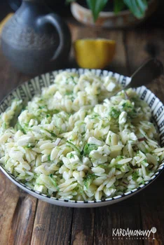 Sałatka z makaronem ryżowym, ogórkami i fetą