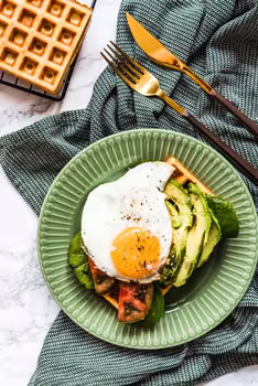 Bezglutenowe gofry jaglane z awokado i jajkiem sadzonym