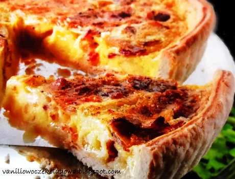 Quiche Lorraine z cebulką i chili.