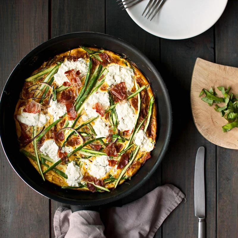 frittata ze szparagami, kozim serkiem i szynką parmeńską