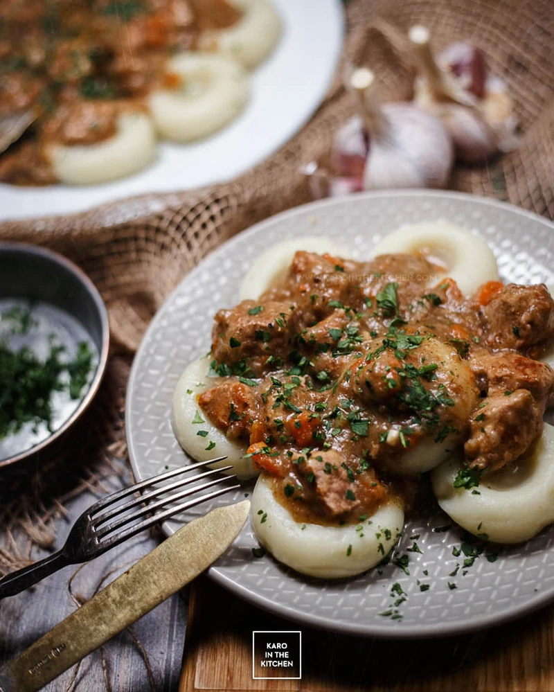 Gulasz wieprzowy z szynki, zagęszczany chlebem razowym