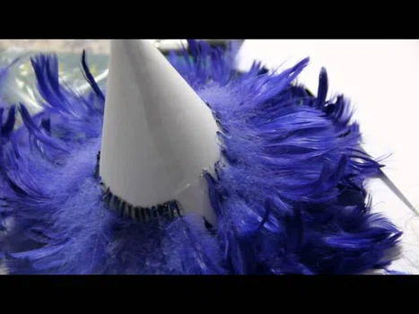 Jak zrobić choinkę z piórek 