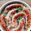 Biała kiełbasa pieczona w cydrze