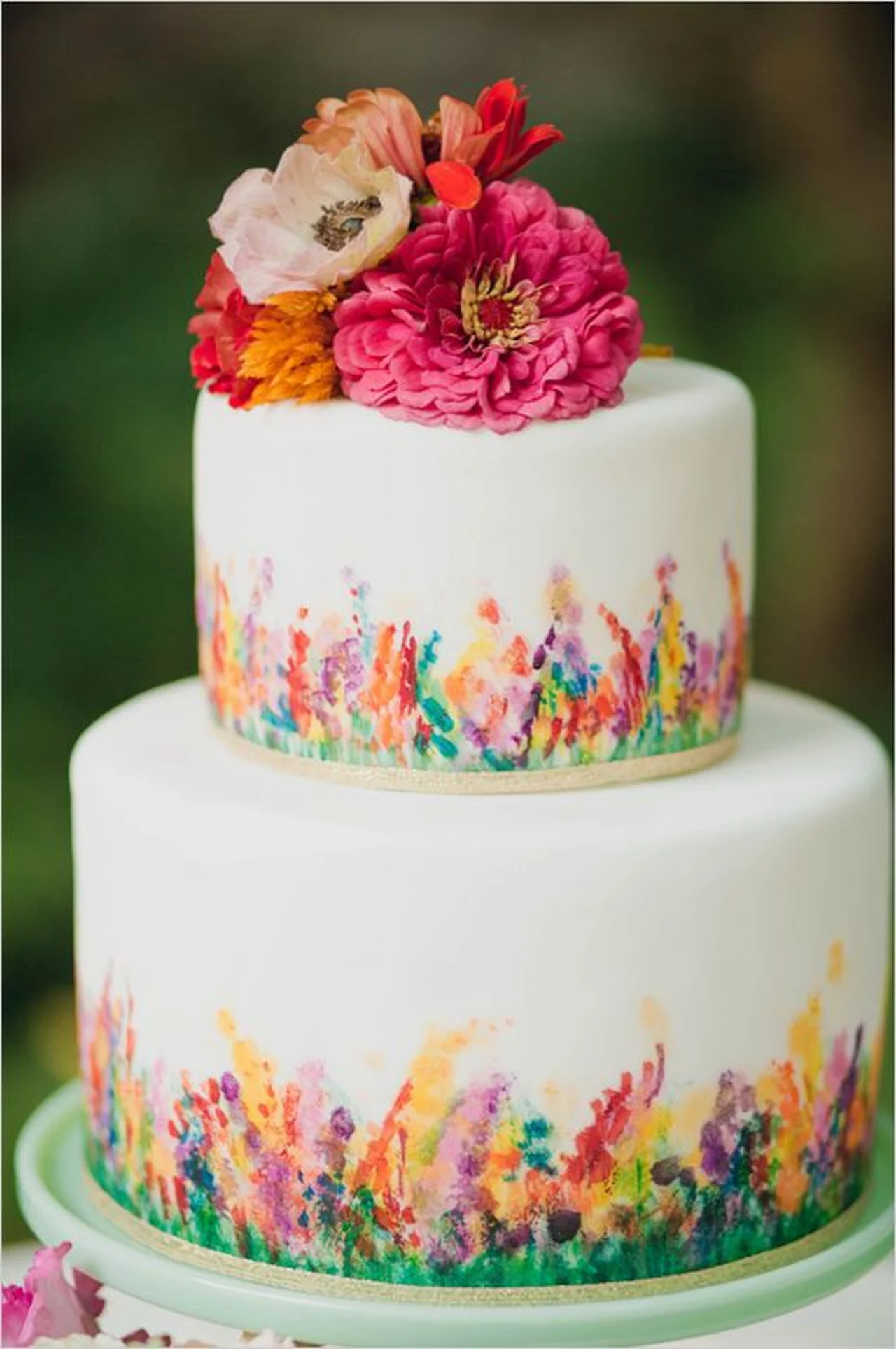Tort ślubny z kwiatami
