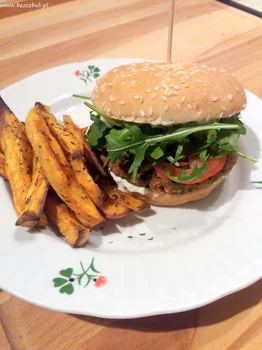 Burger z czerwonej soczewicy i kaszy jaglanej