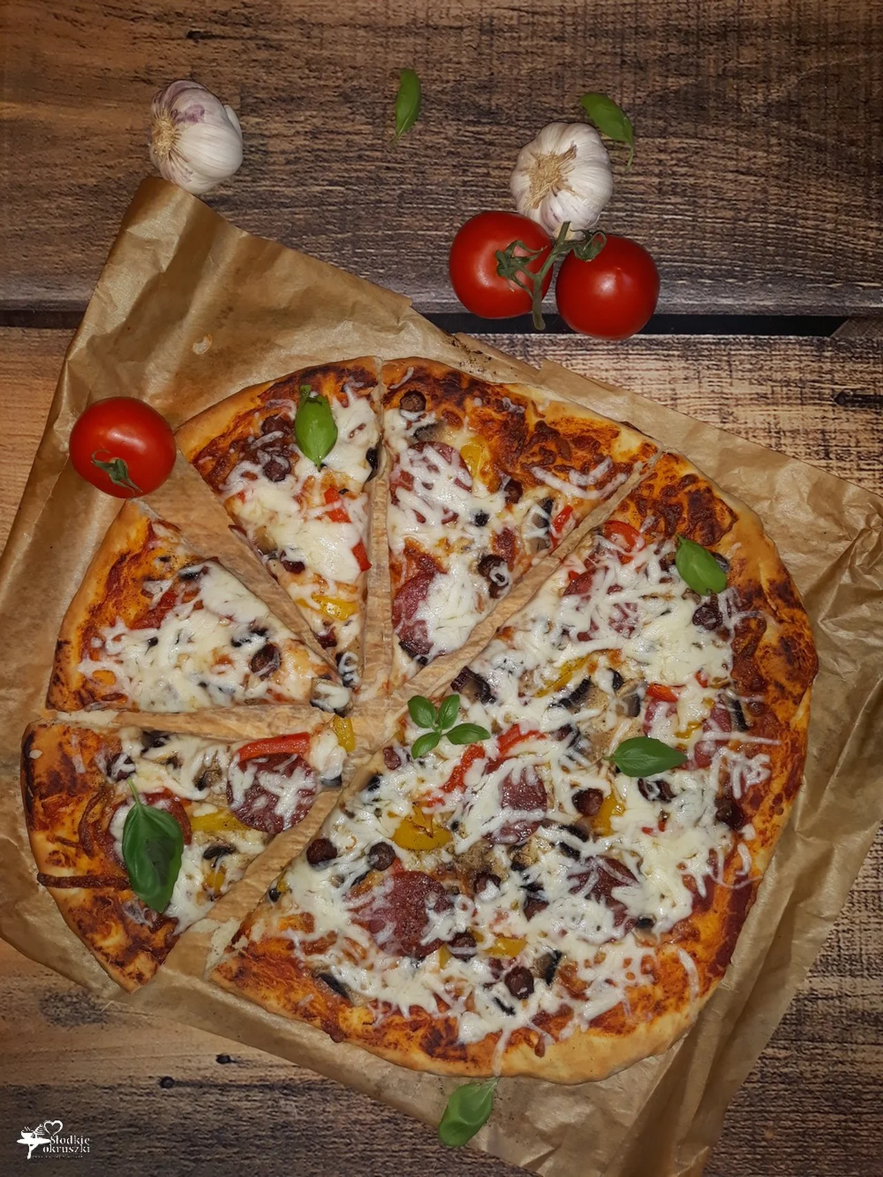 Pizza z salami i papryką – pizza jak z pizzerii