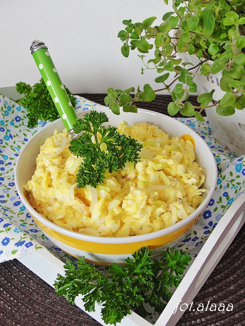 Sałatka jajeczna z sosem curry