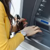 Polowała na swoje ofiary pod bankomatami! 25-latka okradła ponad 100 osób