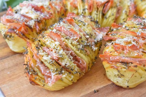 Pieczone ziemniaki Hasselback z szynką parmeńską