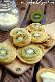 Bezglutenowe placuszki z mąki jaglanej i kiwi